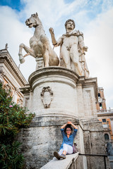 Fototapeta na wymiar Femme et statue des Dioscures devant le Capitole de Rome