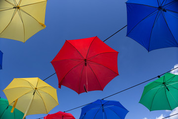Rue décoré avec des parapluies colorés et ouvert
