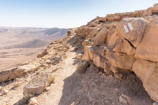 trail edge desert rock marking sign crater stone.