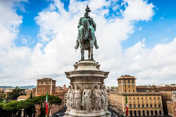 Fototapeta na wymiar Statue équestre de Victor Emmanuel et vu sur la Piazza Venezia du haut du Monument
