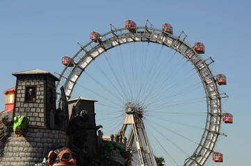 Riesenrad im Prater mit Fassade einer Geisterbahn im Vordergrund