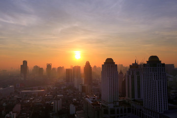 Fototapeta premium BANGKOK, THAILAND: beautiful foggy sunset ov