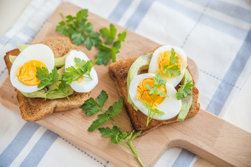 Toast mit Avocado und Ei