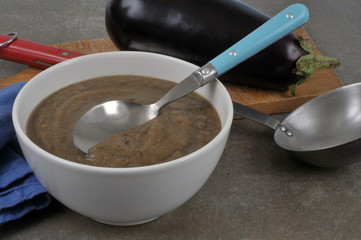 Bol de soupe d'aubergine