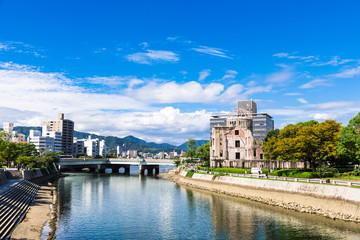 広島　原爆ドームと元安川