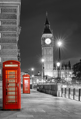 Fototapeta na wymiar Rote Telefonzellen vor dem Big Ben in London, beleuchtet bei Nacht 