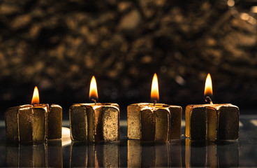Vier Kerzen brennen für den vierten Advent, Weihnachtskonzept f