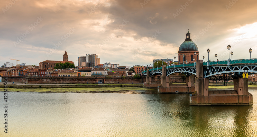 Wall mural le pont saint-pierre et la grave sur la garonne à toulouse en occitanie