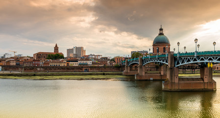 Le Pont Saint-Pierre et la Grave sur la Garonne à Toulouse en Occitanie