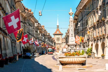 Photo sur Aluminium Europe centrale Vue sur la rue Kramgasse avec fontaine et tour de l& 39 horloge dans la vieille ville de Berne. C& 39 est une rue commerçante populaire et le centre-ville médiéval de Berne, Suisse