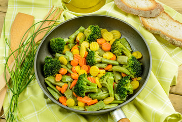 Caponata di verdure in padella