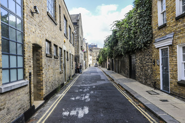 Fototapeta na wymiar Eine herzige kleine Seitenstrasse in London