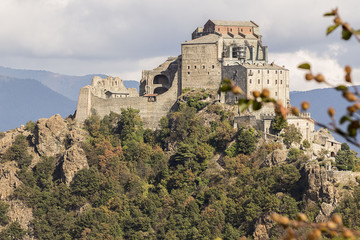 Le nuvole incombono sulla sacra di san Michele