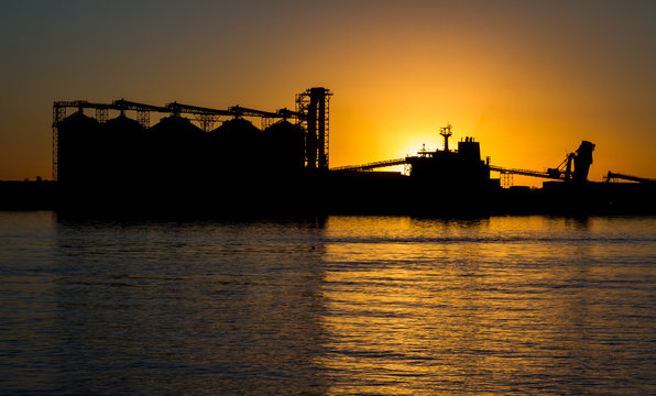 Siluette Newcastle harbour