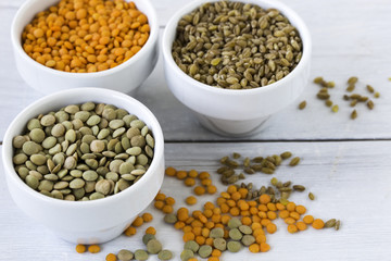 Red and green lentils and bulgurs in bowls