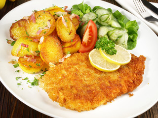 Schnitzel mit knuspriger Panade und Bratkartoffeln