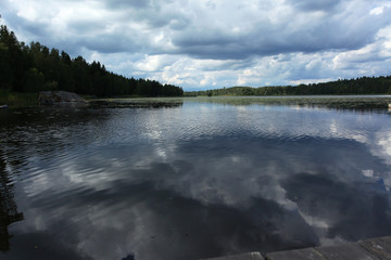piękne szwedzkie jezioro z odbiciem nieba