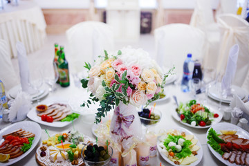 Serving wedding table flowers. Design Bureau for newlyweds