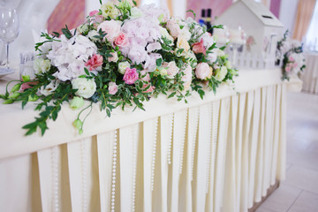 Serving wedding table flowers. Design Bureau for newlyweds