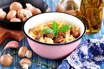 Pasta farfalle with chicken breast, mushrooms, onions, garlic and thyme.