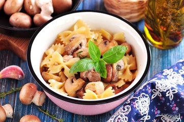 Pasta farfalle with chicken breast, mushrooms, onions, garlic and thyme.