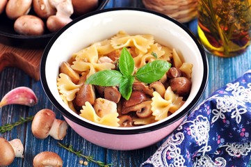 Pasta farfalle with chicken breast, mushrooms, onions, garlic and thyme.