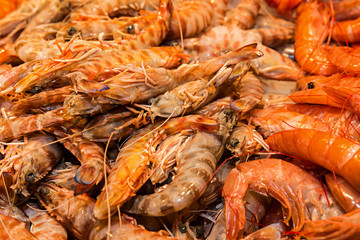 Langostinos crudos y cocidos.