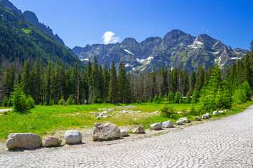 Obraz premium Beautiful scenery of the trail in Tatra mountains, Poland