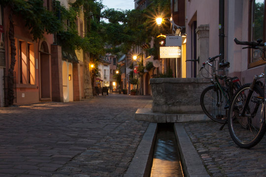 Freiburger Altstadt beleuchtet am Abend