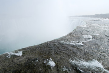 冬のナイアガラの滝の滝口