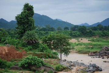 Fototapeta na wymiar India Orissa paesaggio con fiume