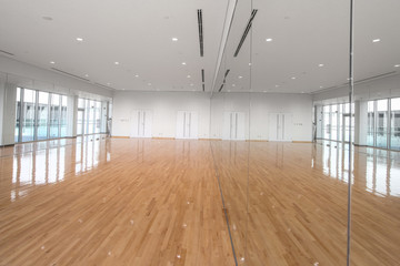 Empty parguet floor room with giant mirror - Powered by Adobe