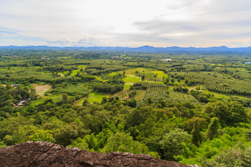 Obraz premium rocky cliff and behind scenic views of the valley