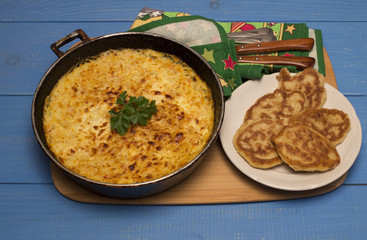 Запеченное блюдо на сковороде.