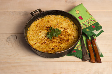 Завтрак из запеченных овощей на деревянном столе.