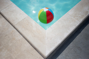 Kolorowa piłka rogu basenu - obrazy, fototapety, plakaty