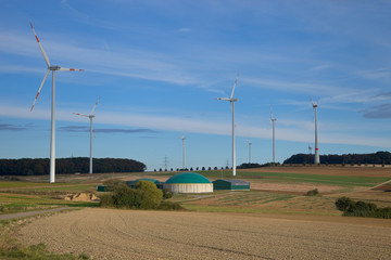 Windmühlen und Biogasanlage
