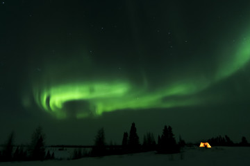 Tente de trappeurs illuminée d& 39 aurores boréales, aurores boréales, parc national de wapusk, Manitoba, Canada.