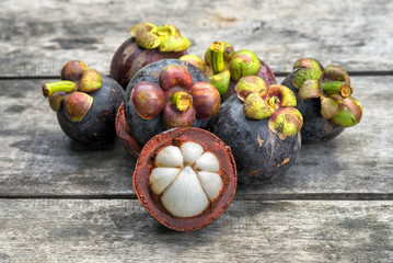 Thai fruit, fresh mangosteen on wood table. - obrazy, fototapety, plakaty