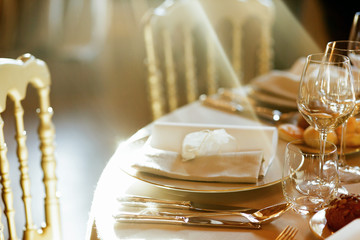Obraz premium Rays of sunshine lie over the rich dinner plate covered with fla
