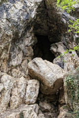 ingresso di una grotta ostruito da un masso