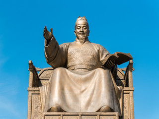 Fototapeta premium Statue of King Sejong at the Gwanghwamun square (光化門広場 世宗大王像) in Seoul, Korea