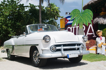 Amerikanisches Classic Auto auf Straße in Havanna Kuba