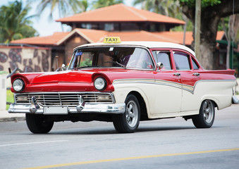 Obraz na płótnie Canvas Amerikanisches Classic Auto auf Straße in Havanna Kuba