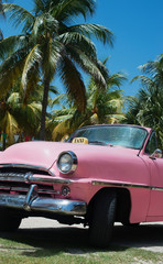 Amerikanisches Classic Auto auf Straße in Havanna Kuba