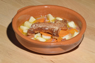 Porrusalda en cazuela de barro. T&iacute;pica de Euskadi. Pan frito con forma de oso para que la verdura sea m&aacute;s apetecible para los ni&ntilde;os.