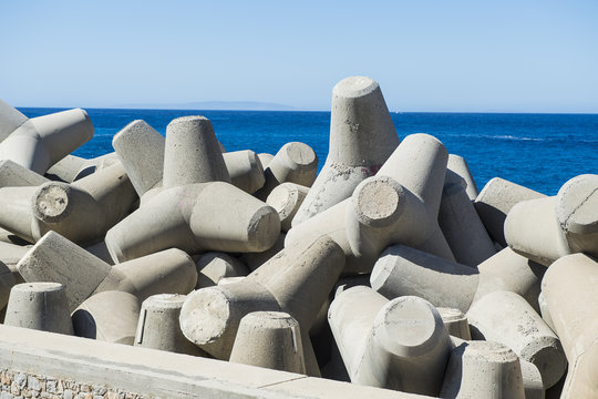 Tetrapoden zur Sicherung des Hafens von Chora Sfakion, an der S&uuml;dk&uuml;ste von Kreta, Griechenland