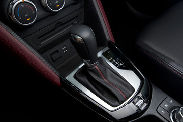 Obraz na płótnie Canvas Gear handle in a modern car