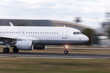 Obraz premium rozpoczęcie rozmycia prędkości samolotu