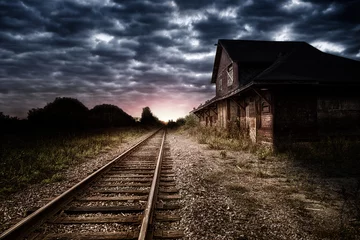 Papier Peint photo autocollant Chemin de fer Gare vide et abandonnée la nuit